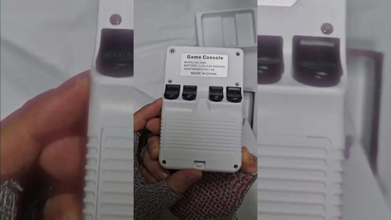 레트로 휴대용 게임기 R36S 제품 외형 2