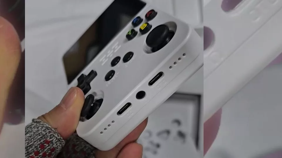레트로 휴대용 게임기 R36S 제품 외형 3